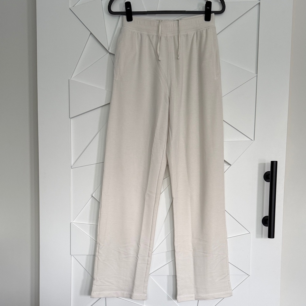 ALO Yoga Relaxed Wide-Leg Lounge Pants in Cream